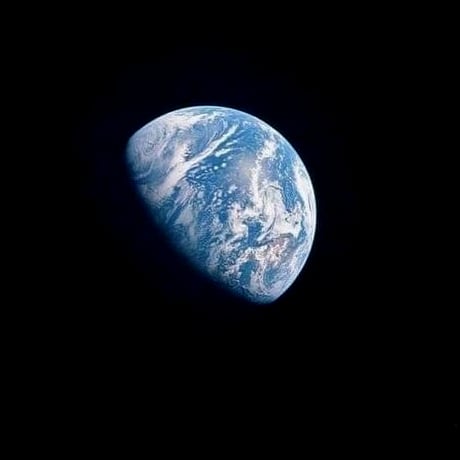 La Terre vue de l’espace, isolée dans le noir.